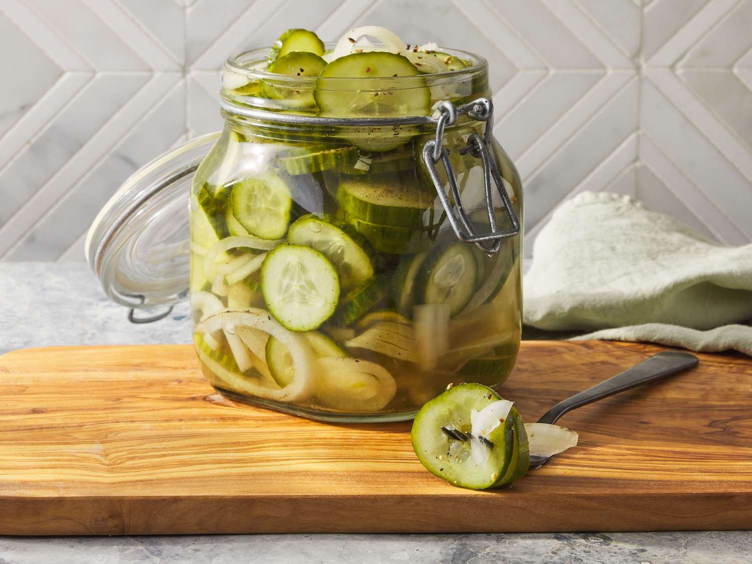 Easy Homemade Pickles: An Easy & Tasty Do-It-Yourself Project